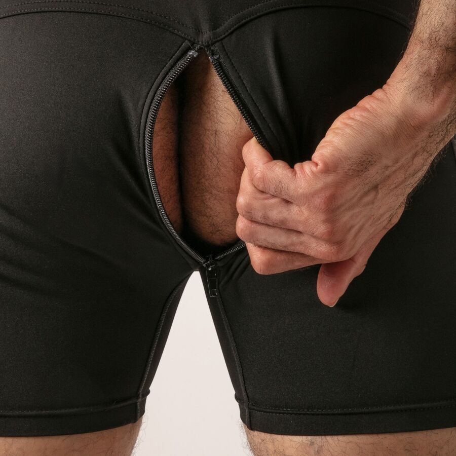 Gros plan sur l'ouverture zippée arrière du singlet noir Locker Gear ouverte à la main